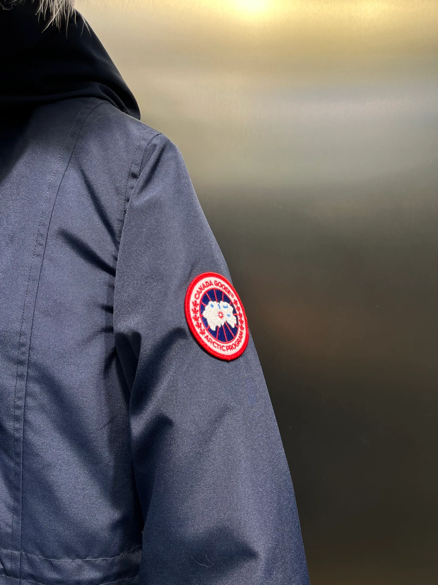 P860 Canada goose/Canada Goose 05 model 2580LA CANADA GOOSE/Canada Goose Rossclair parka women's down jacket, authentic original clothing molding, all accessories are custom-made from the original factory. This model is very unique. The zipper at the back can be opened to change into a dovetail style, with diagonal pockets and a layer of hidden pockets underneath. The official website has become a popular model. The softness and hardness of the fabric are compared with the genuine ones. It can be restored by kneading at will (fabric misunderstanding: fabrics with high hardness are not waterproof. Only those who buy the latest genuine version this year will notice the softness and comfort of the fabrics). The down is synchronized with the genuine white duck down. It is fluffy and not lumpy. The electronically controlled down charging machine is used to fill the zippers with customized genuine YKK zippers. High hardness and no lag. The fur collar is purchased from the same manufacturer as Wolf Hair. (Cooperative factory 2019 Canadian wolf skin auction and Big Goose official auction of wolf skin fur collars on the same site) All workmanship and wiring are controlled by workers with more than ten years of service. They must be horizontal and vertical, and are not crooked. The density of the inner wiring is more exquisite. Compare at will. Big goose label, collar label, washed label, hang tag, zipper rope, pocket label, back label, collar velvet, Velcro fasteners, all details of the cuffs are updated simultaneously with the original product, the best version, and the most complete color matching. The fighter in World 05 battles various world goods. Size: XS-XL